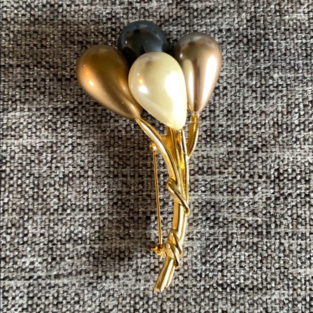 Monet balloon pin